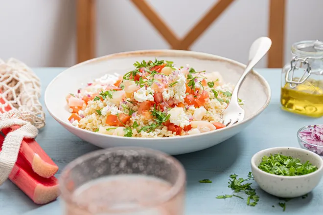 Salade rhubarbe, tomate, féta et boulgour