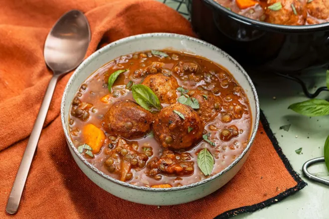 Soupe de lentilles aux boulettes de porc, carotte et basilic