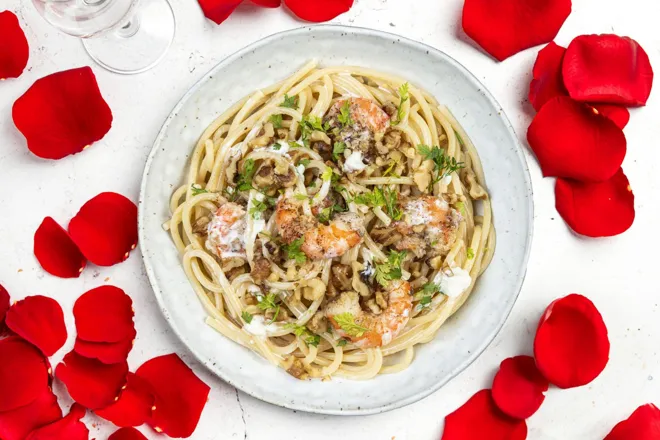 Spaghetti aux crevettes à la crème de cèpes et noix