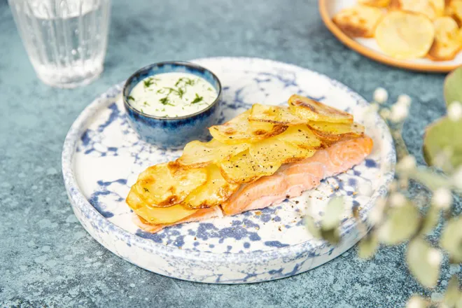 Saumon en écailles de pommes de terre et crème d'aneth