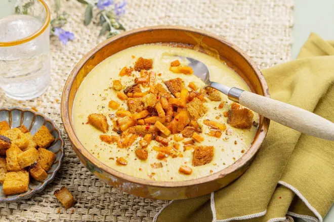 Potage Saint-Germain (soupe de pois cassés, lardons végétaux et poireau)