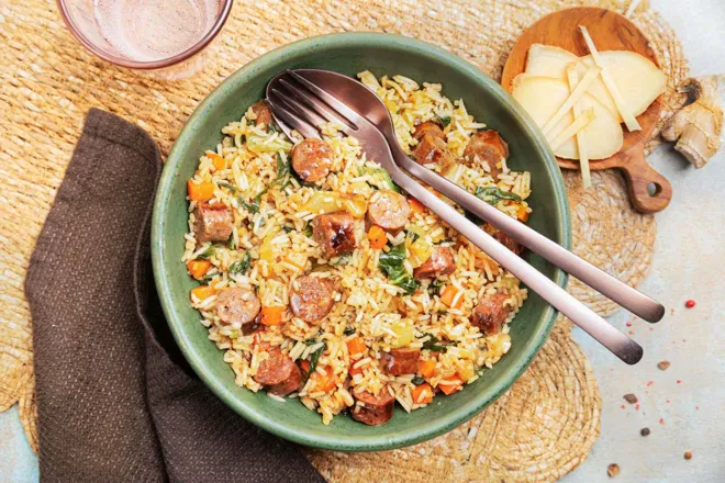Riz sauté aux merguez de boeuf, pak choy et huile de sésame