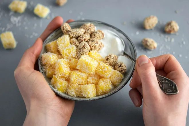 Bowl mangue à la coco et cacahuètes caramélisées au sésame