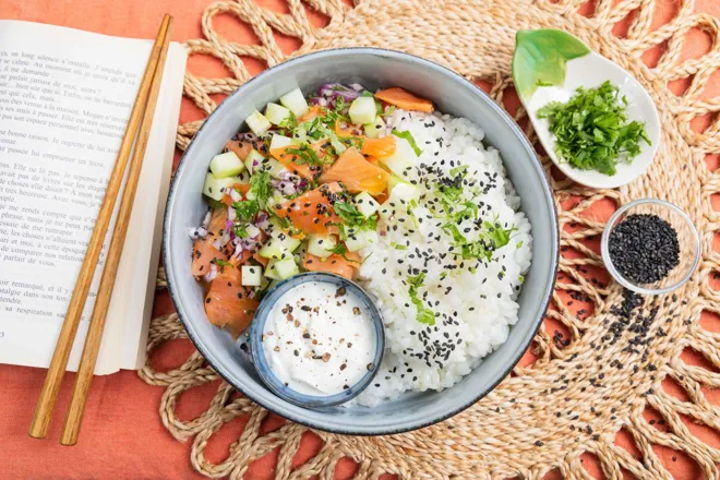 Bowl de riz vinaigré au saumon fumé, concombre et coriandre