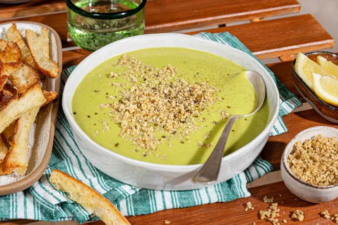 Velouté de brocoli au lait de coco, curry et quinoa croustillant