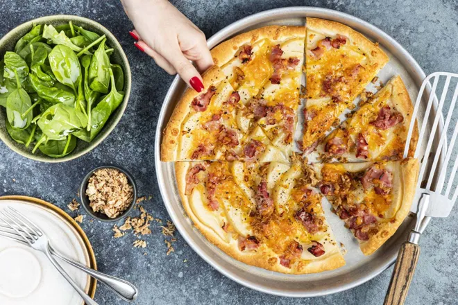 Tarte fine à la poire, cheddar, poitrine fumée et oignons frits