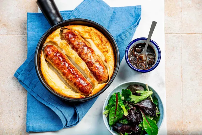 Toad in the hole (pudding aux saucisses) et sauce gravy