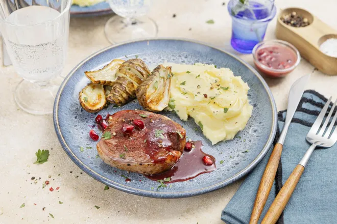 Tournedos de canard, hasselback de topinambours et sauce à la grenade