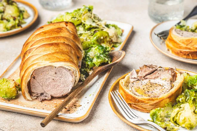 Filet mignon de porc en croûte et smashed choux de Bruxelles au parmesan