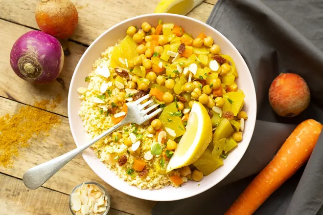 Tajine de légumes, semoule aux amandes et aux raisins secs