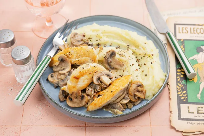 Aiguillettes de poulet à la crème de Bresse à la truffe aux champignons et purée au sel de truffe