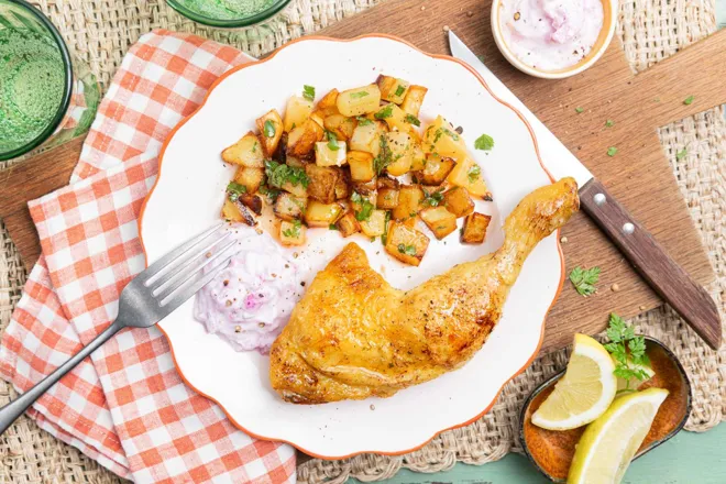 Cuisse de poulet rôtie, pomme de terre et rutabaga épicés, coriandre et citron