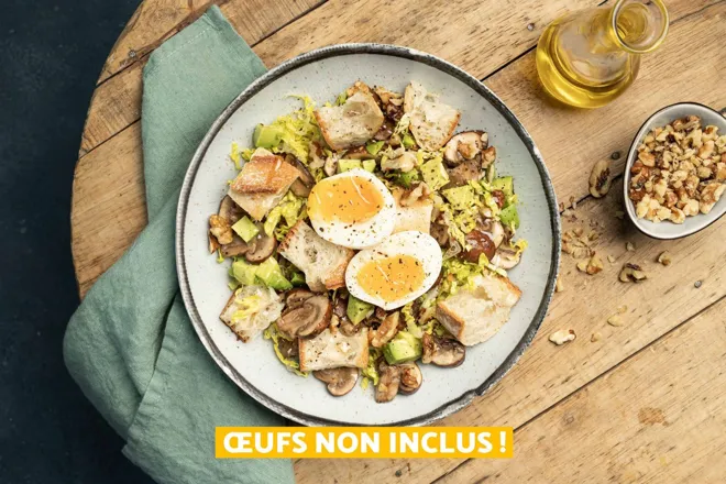 Salade à l'avocat, champignons bruns et huile infusée à la truffe