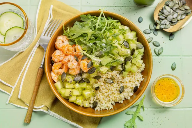 Poké de crevettes au gingembre & kiwi, vinaigrette acidulée
