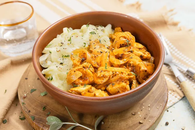 Goulash de poulet (sauce paprika/oignon) et purée au fenouil