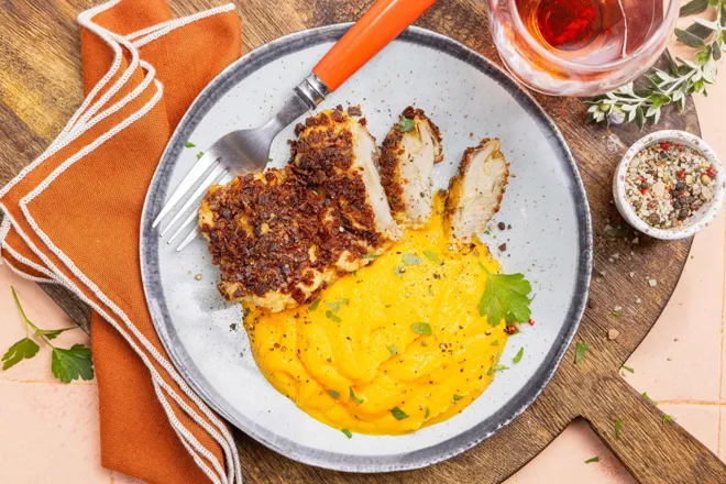 Poulet pané à la poitrine fumée, purée de carotte et navet