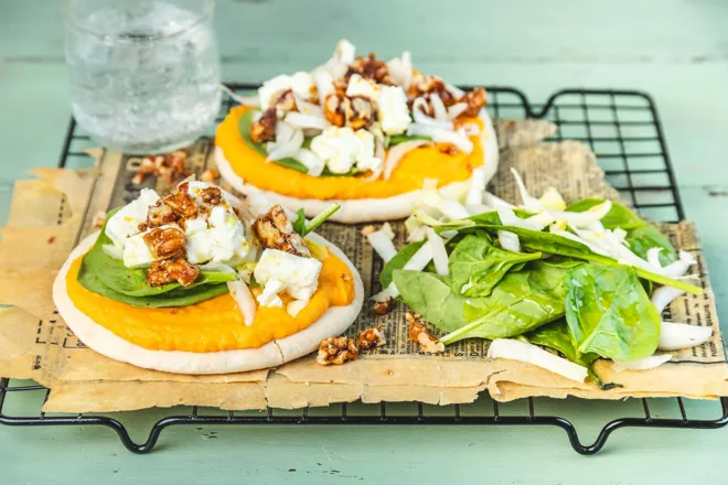 Flatbread à la crème de carotte, féta et pralin de noix