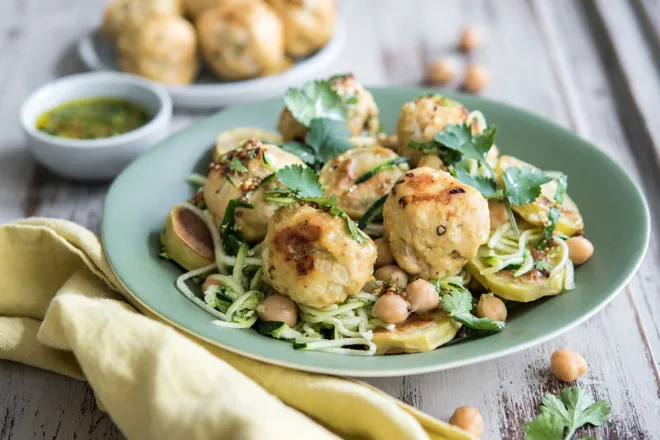 Salade aux boulettes de poulet maison et moutarde