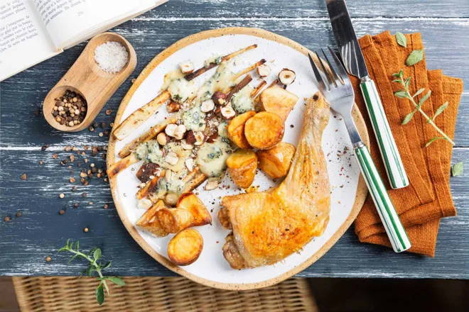 Cuisse de poulet rôtie, grenailles et salsifis gratinés aux noisettes, fourme d’Ambert et panko