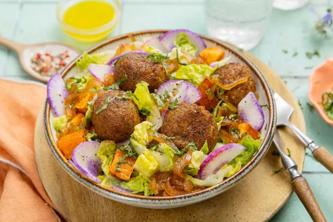Salade d'accras de morue pimentés, chutney d'échalotes, patate douce et radis bleu