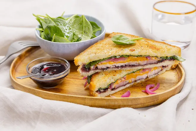 Grilled cheese de rôti de porc, confiture de cerise, cheddar et pickles