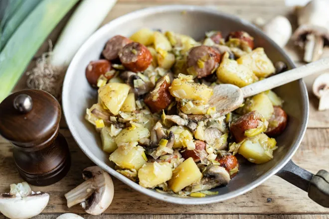 Poêlée de champignons de Paris et saucisses fumées