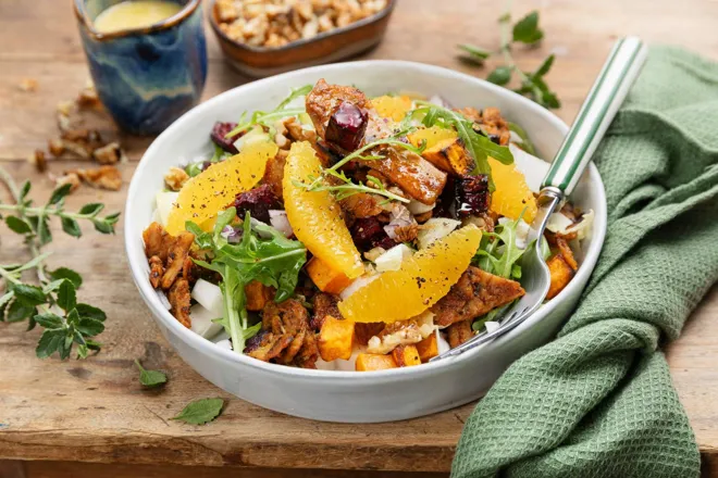 Salade de patate douce rôtie, kebab végétal et orange