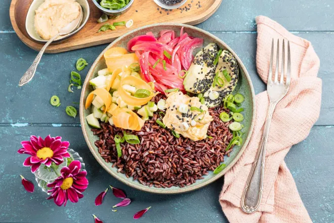 Chirashi bowl d’avocat au sésame noir, pickles d'oignon rouge et sauce cacahuètes