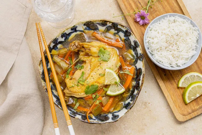 Suprême de poulet poché au bouillon parfumé (citronnelle, piment et gingembre)