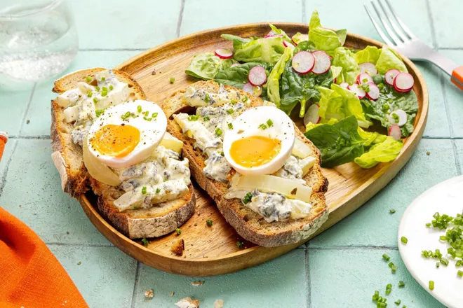 Tartines de blette à la crème de féta, oeuf mollet et salade printanière