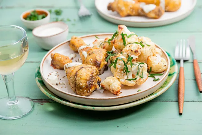 Pilons de poulet rôtis au zaatar, chou-fleur rôti et sauce féta citron et menthe