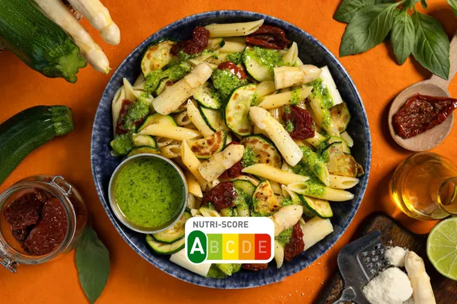 Salade de penne aux asperges, pesto de basilic et tomates séchées