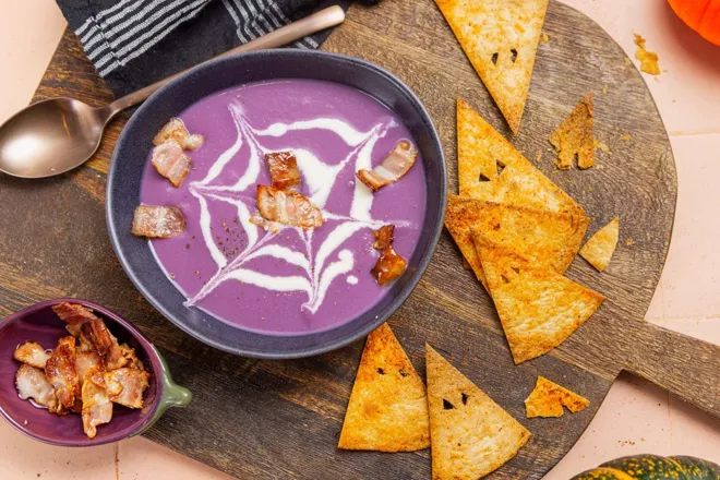 Velouté de chou rouge à la poitrine fumée & tortilla fantôme