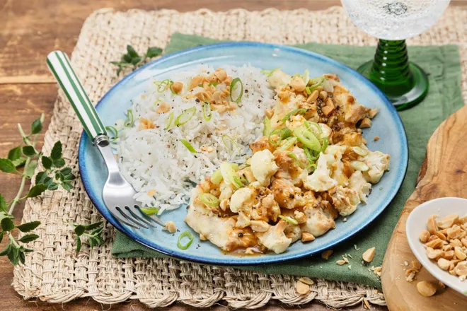 Chou-fleur kung pao, riz basmati et sésame