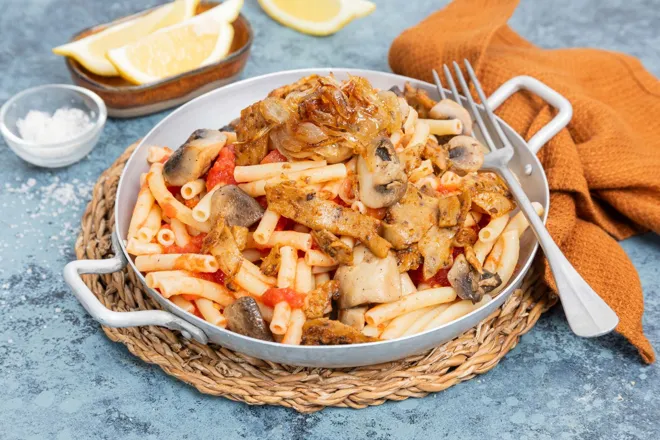 Macaronis à la sauce tomate au kebab végétal et oignon confit