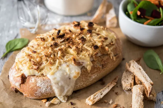 Pain garni au jambon, emmental et salade colorée