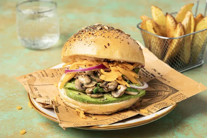 Burger avocat, champignons en persillade et mimolette