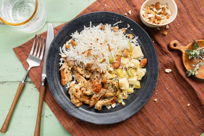 Emincés de porc à l'ail des ours, poireau, pomme et amandes fumées