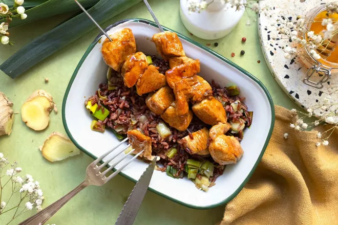 Brochettes de poulet façon yakitori et riz rouge au gingembre