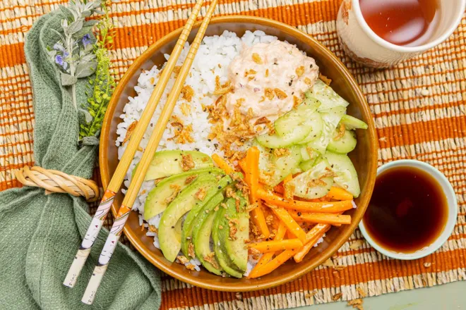 Poké de thon, sriracha pimentée et avocat