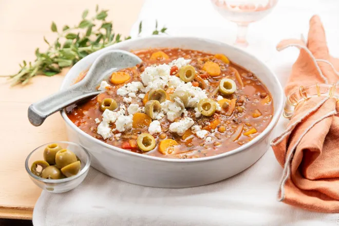Soupe de lentilles à la grecque (féta, olives et tomates)