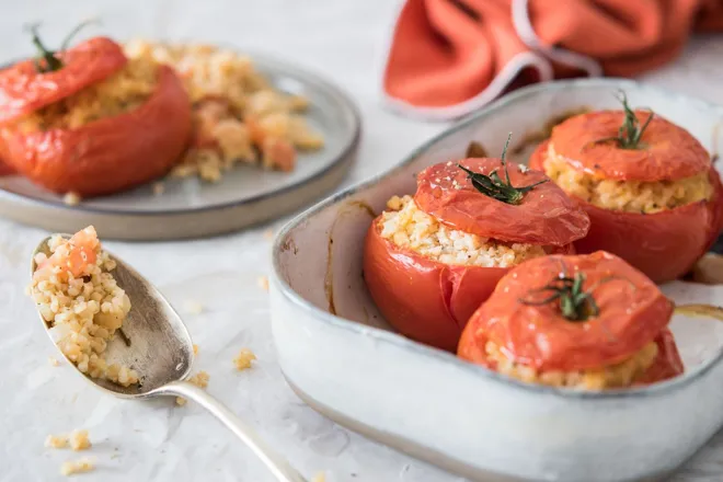 Tomates farcies au chèvre au piment et boulgour