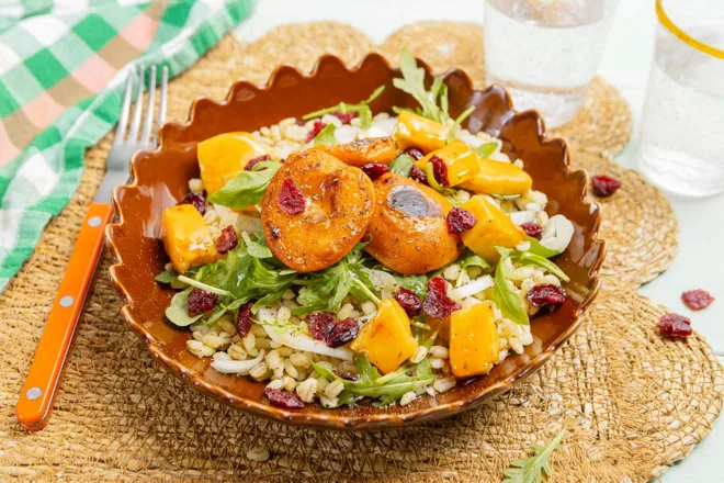 Salade de halloumi laqué à la sriracha et abricots grillés