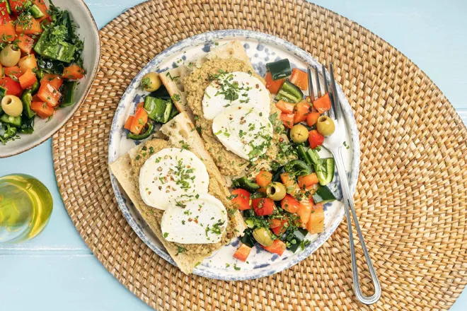 Toasts de tapenade maison, chèvre et pipirrana (salade estivale espagnole aux poivrons)