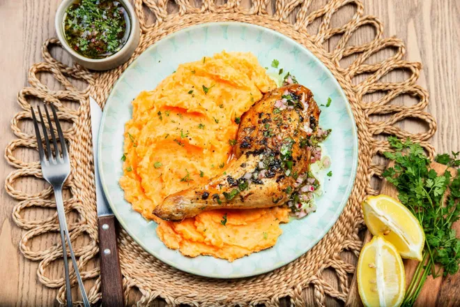 Cuisse de poulet contisée à la purée de cacahuètes, purée de patates douces et carottes au lait de coco