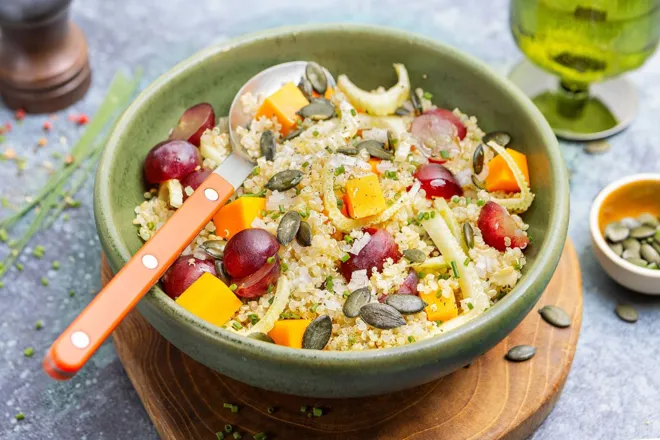 Salade de quinoa au raisin et mimolette