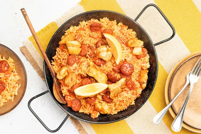 Paëlla au poulet et chorizo conviviale