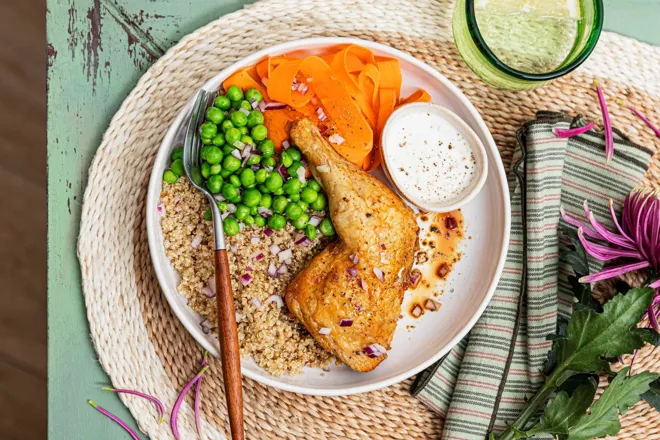 Cuisse de poulet grillée sauce teriyaki et bowl de quinoa aux petits pois