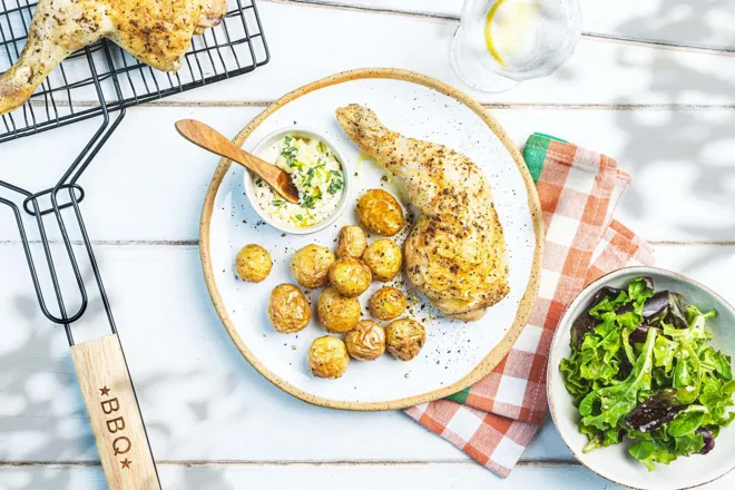 Cuisse de poulet rôtie, pommes de terre grenaille au four et mayonnaise façon Gribiche