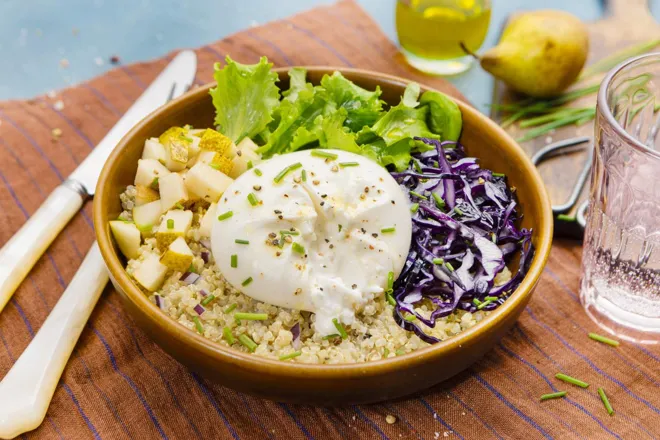 Bowl de quinoa, chou rouge, poire et burrata